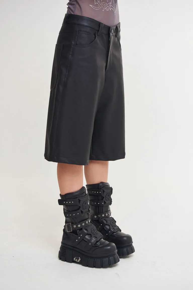 Pantalones cortos de cuero sintético de corte relajado con detalles metálicos en negro de 47 Street en Pantalones para argentina