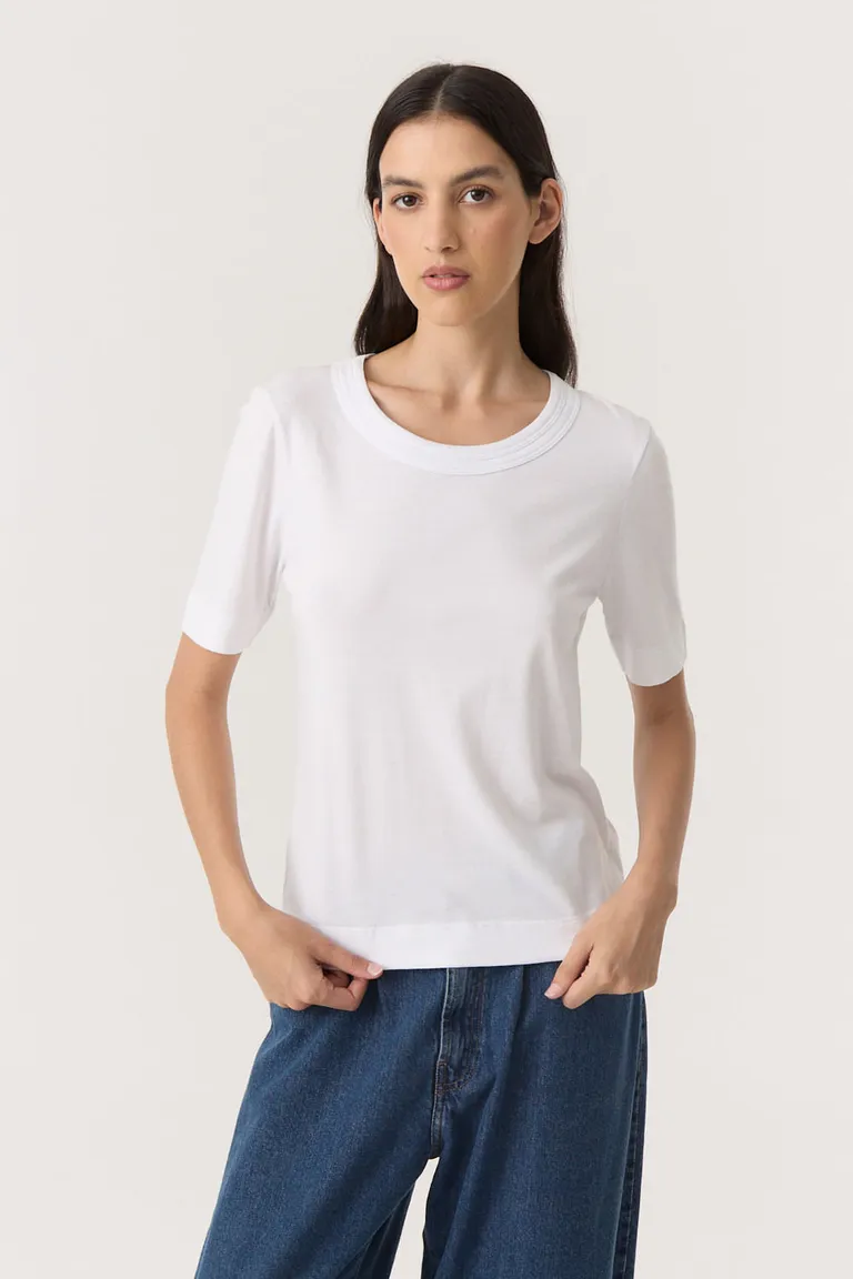 Remera básica de cuello redondo con manga corta y calce regular de Furzai en Remeras para argentina