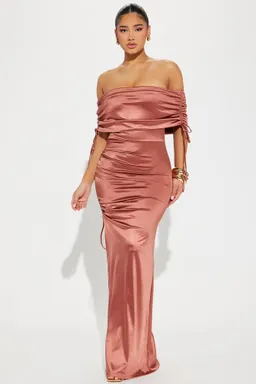 Vestido kiara con hombros descubiertos de Fashion Nova en Vestidos para argentina