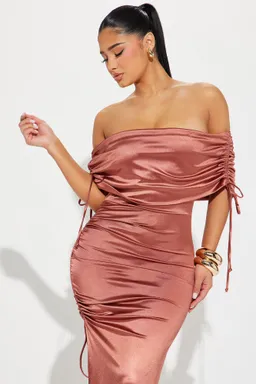 Vestido kiara con hombros descubiertos de Fashion Nova en Vestidos para argentina