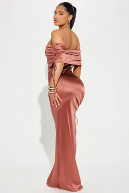 Vestido kiara con hombros descubiertos de Fashion Nova en Vestidos para argentina