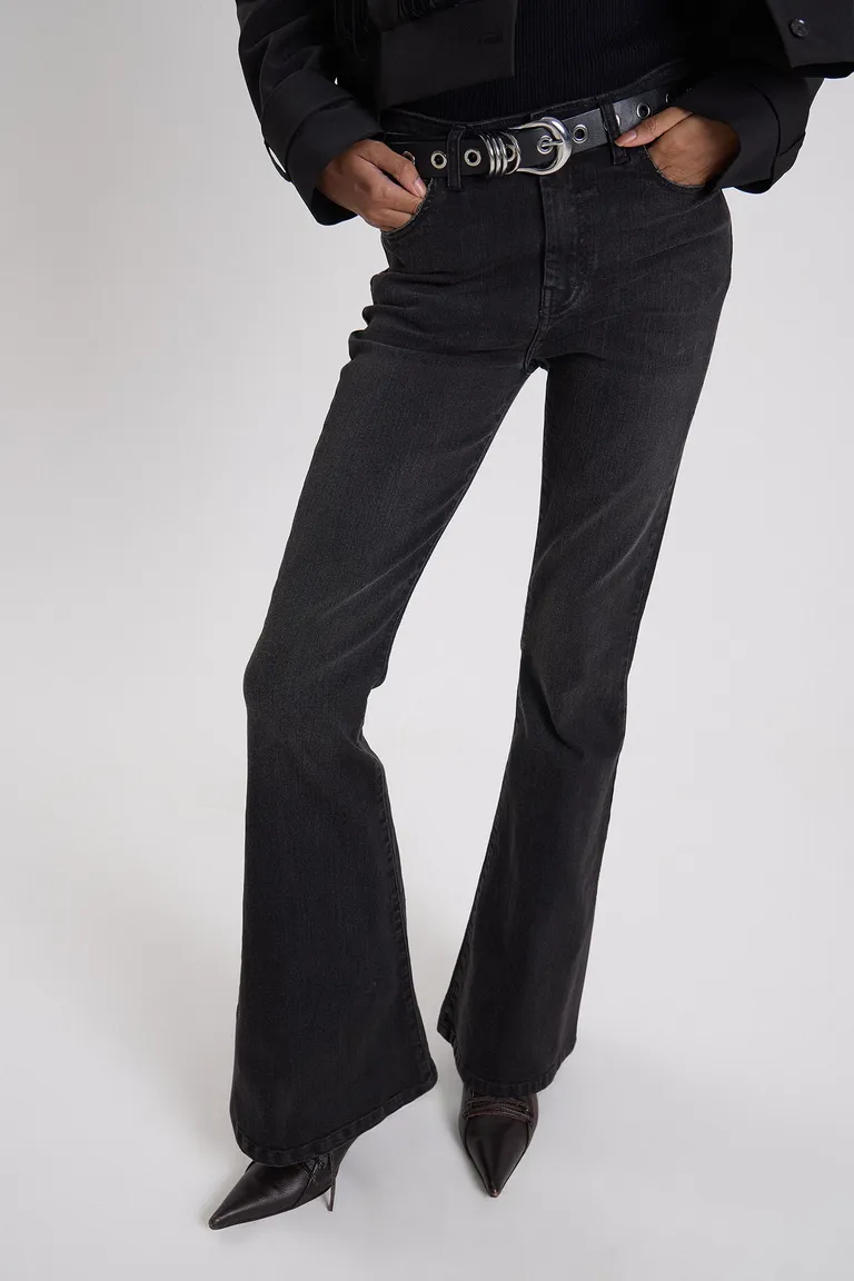 Pantalón de corte Oxford con tiro medio y bota flare de estilo casual para mujer de Maria Cher en Pantalones para argentina