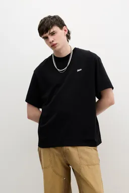 Remera negra stwd de Pull&Bear en Remeras y Polos para argentina