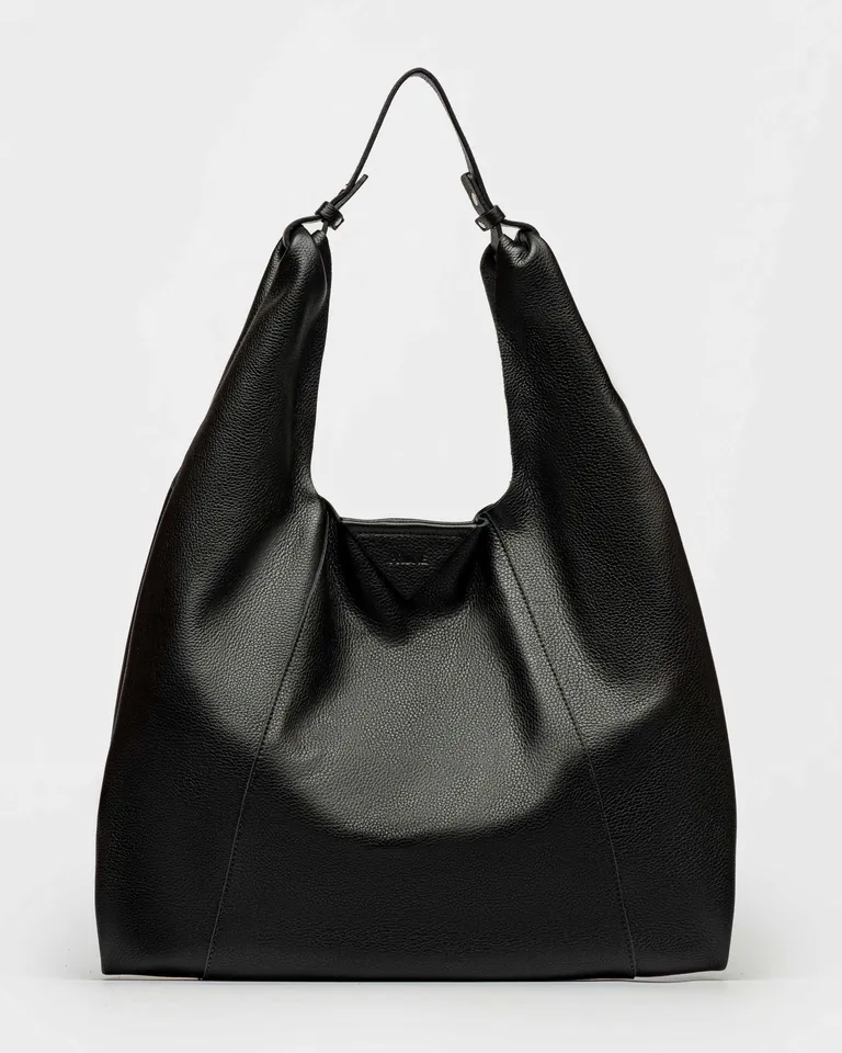 Bolso de cuero graneado negro, amplio y de estética minimalista de Prüne en Bolsos y Carteras para argentina