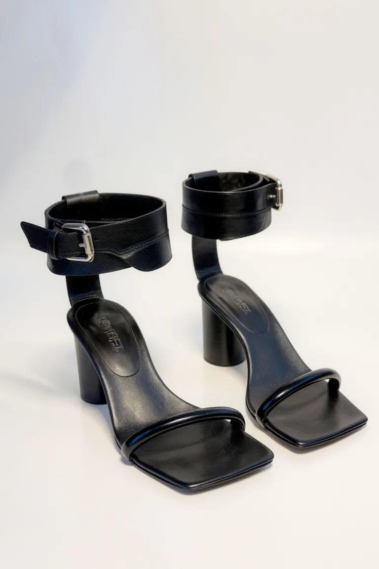Sandalia de taco con pulsera de tobillo en cuero negro de Maria Cher en Sandalias para argentina