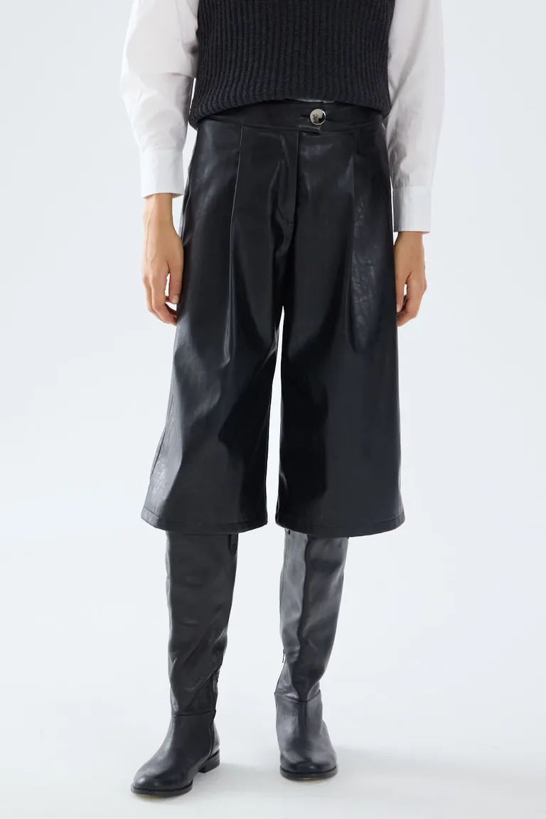 Bermuda de corte amplio con largo midi y detalle de botones en la cintura de Portsaid en Shorts para argentina