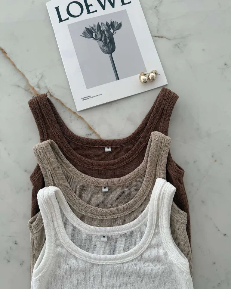 Camiseta sin mangas de corte básico y estilo refinado para mujeres de Hesed en Remeras para argentina