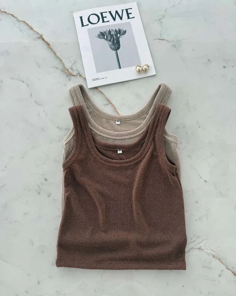 Camiseta sin mangas de corte básico y estilo refinado para mujeres de Hesed en Remeras para argentina