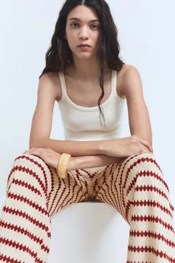 Pantalón punto estampado geométrico de Mango en Pantalones para argentina