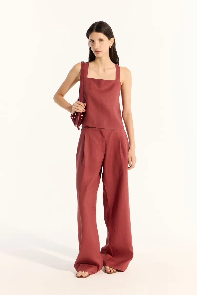 Top de lino rojo con tablón en la espalda para un look elegante y casual de Portsaid en Tops para argentina