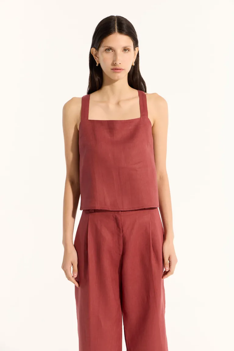 Top de lino rojo con tablón en la espalda para un look elegante y casual de Portsaid en Tops para argentina