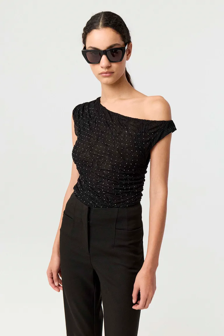 Top sin mangas con escote asimétrico, diseño de un solo hombro y apliques brillantes de Markova en Tops para argentina