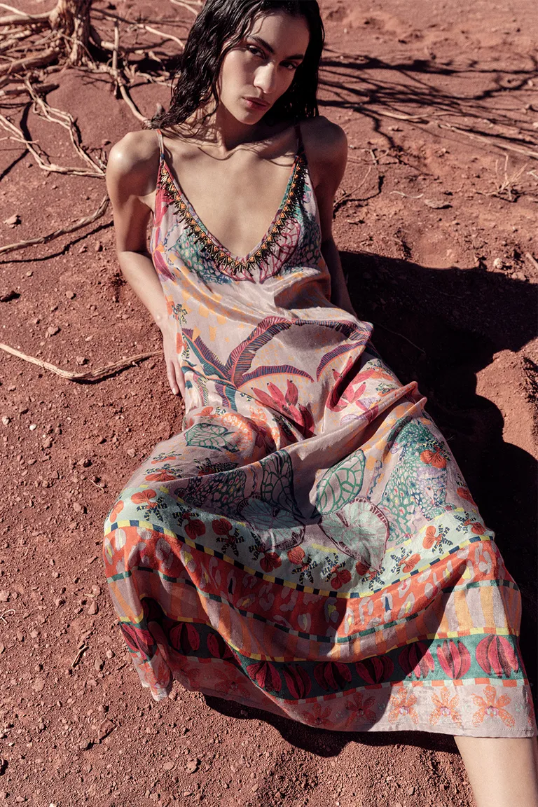 Vestido largo fluido con estampado tropical floral en tonos vibrantes de Sweet en Vestidos para argentina