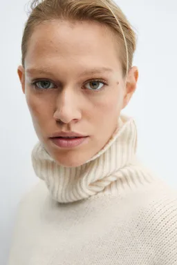 Sweater tejido cuello alto de Mango en Buzos y Sweaters para argentina
