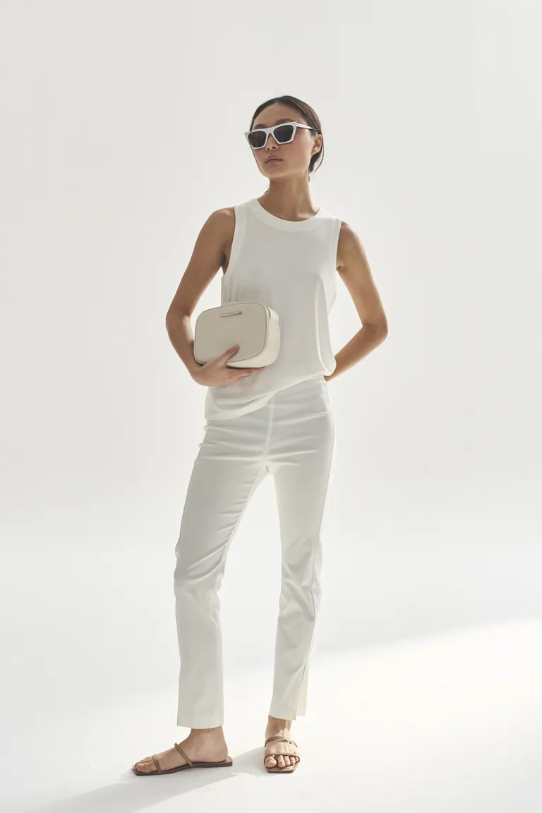 Musculosa blanca de diseño sencillo y elegante para mujer de Akiabara en Tops para argentina