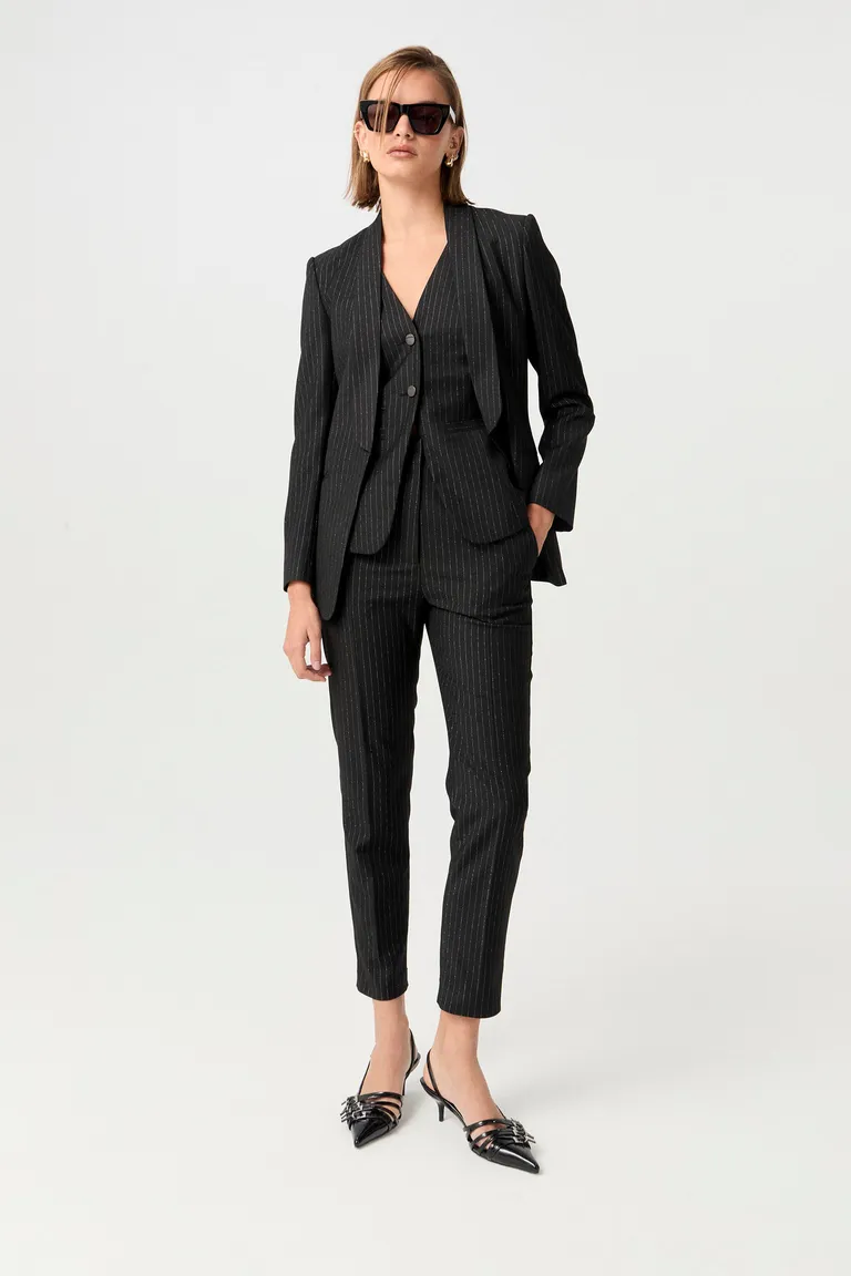 Blazer clásico y elegante con solapa tipo smoking para un look sofisticado de Markova en Blazers para argentina