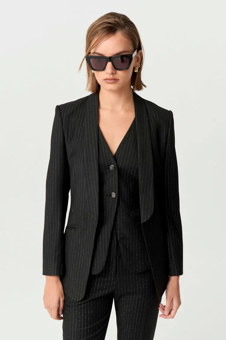 Blazer clásico y elegante con solapa tipo smoking para un look sofisticado de Markova en Blazers para argentina