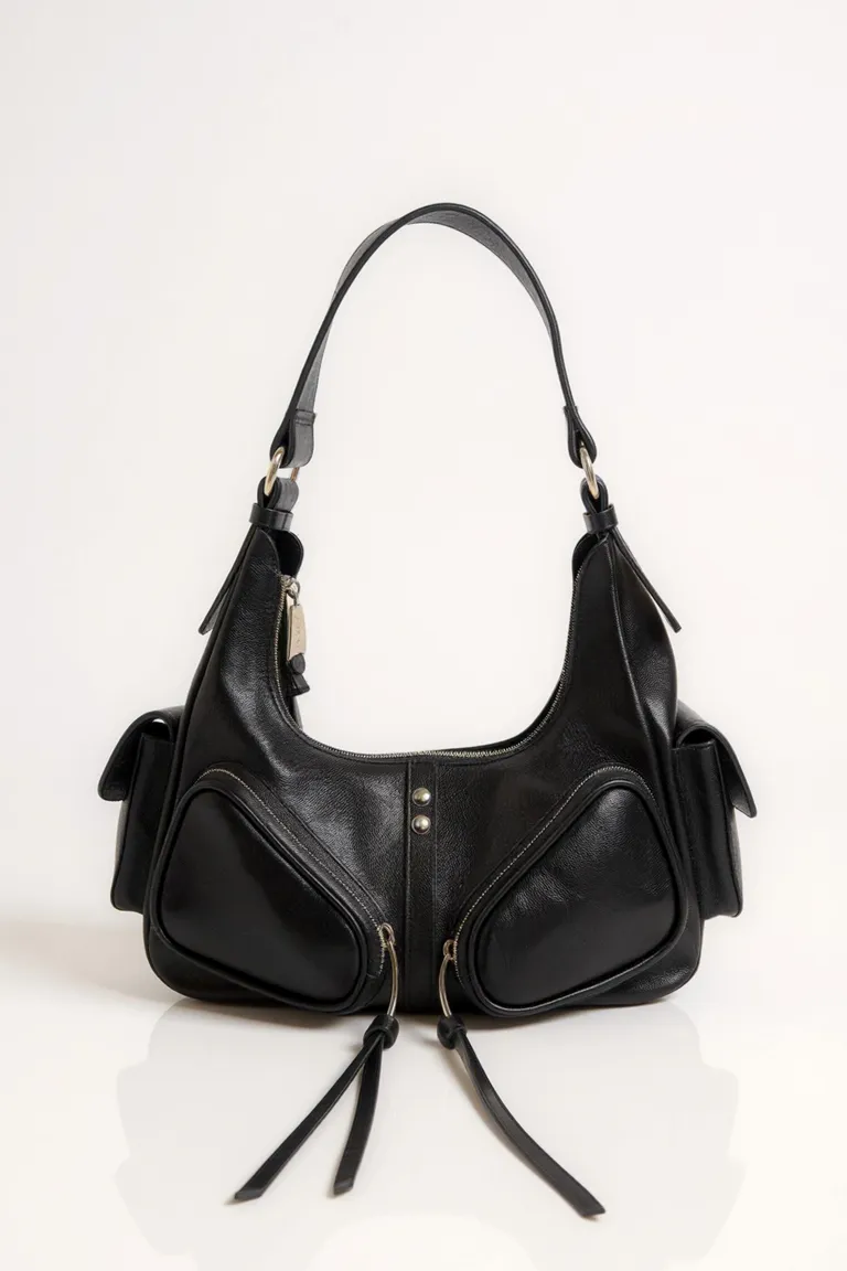 Cartera de cuero negro con cierre metálico y bolsillo interno de Maria Cher en Bolsos y Carteras para argentina