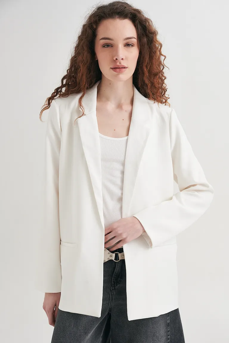 Blazer de corte recto y largo con detalles clásicos y moderno para mujeres de Sweet en Blazers para argentina