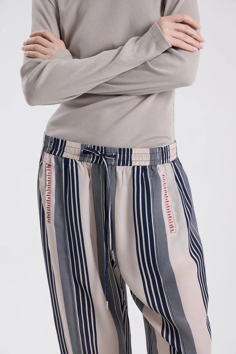 Pantalon de tiro medio con cintura elastizada, jareta ajustable, tajo en botamanga y detalles bordados a mano de Maria Cher en Pantalones para argentina