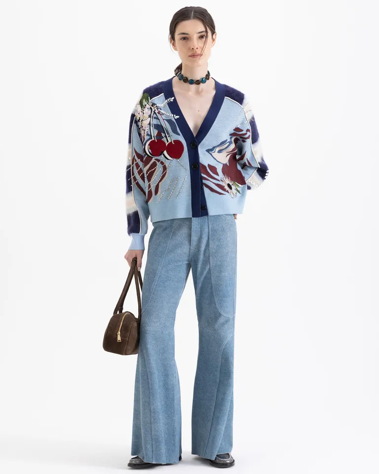 Cardigan con diseño de estampado delantero, escote en V y cierre de botones de Jazmin Chebar en Buzos y Sweaters para argentina