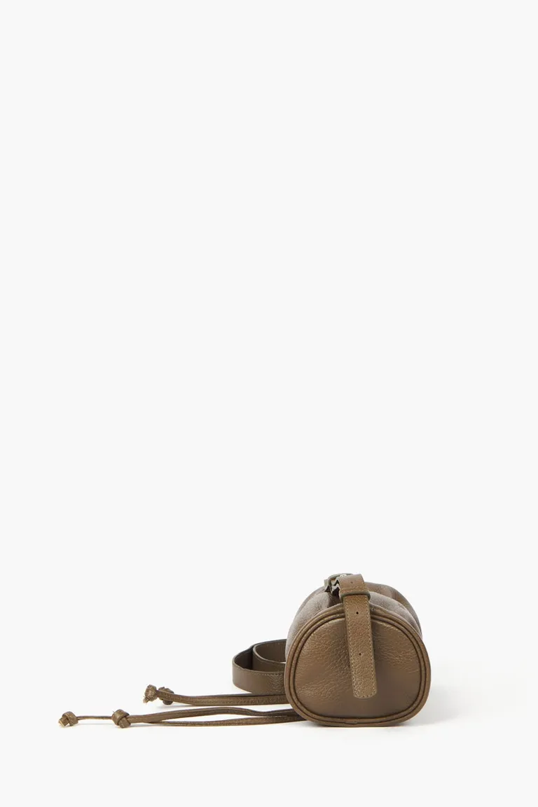 Cartera cilíndrica con fruncido y correa regulable para llevar al hombro o cruzada de Mishka en Bolsos y Carteras para argentina