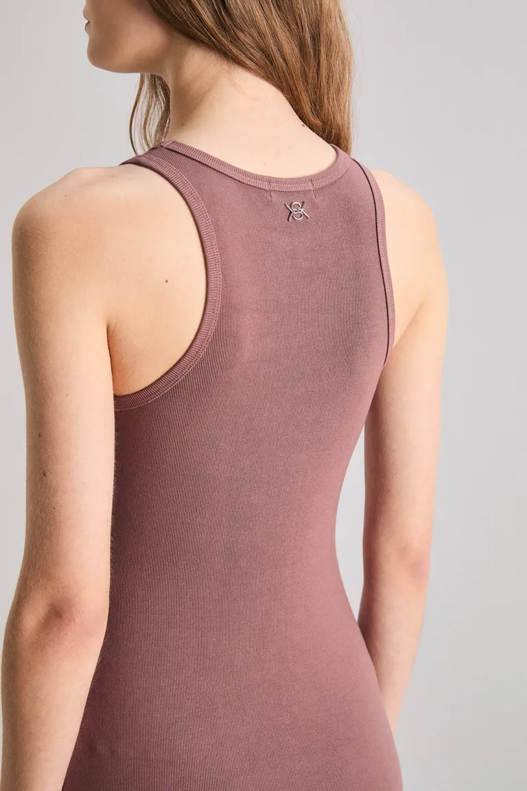 Vestido slim fit con escote redondo y detalle antigiro en espalda de Kosiuko en Vestidos para argentina