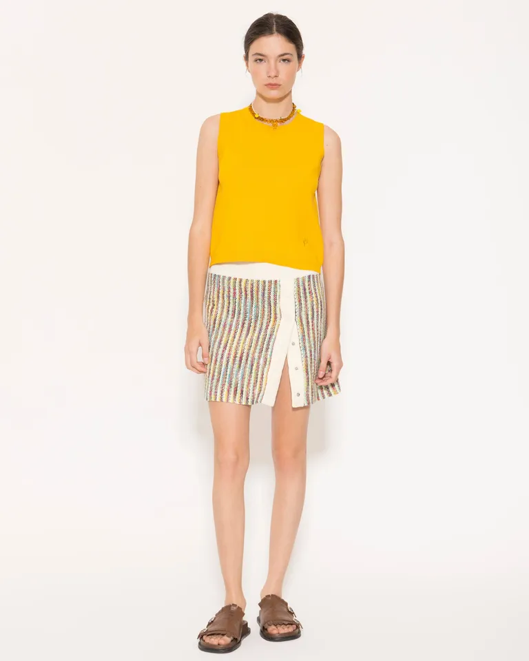 Top sin mangas de diseño minimalista y corte recto, ideal para looks relajados de Jazmin Chebar en Tops para argentina