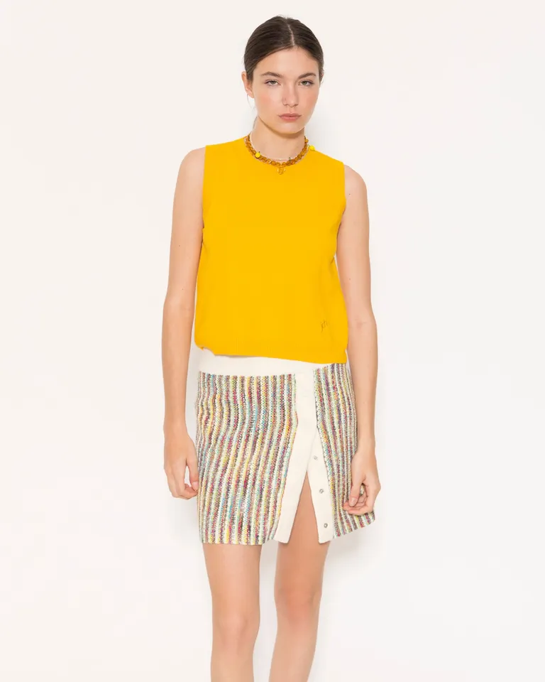 Top sin mangas de diseño minimalista y corte recto, ideal para looks relajados de Jazmin Chebar en Tops para argentina