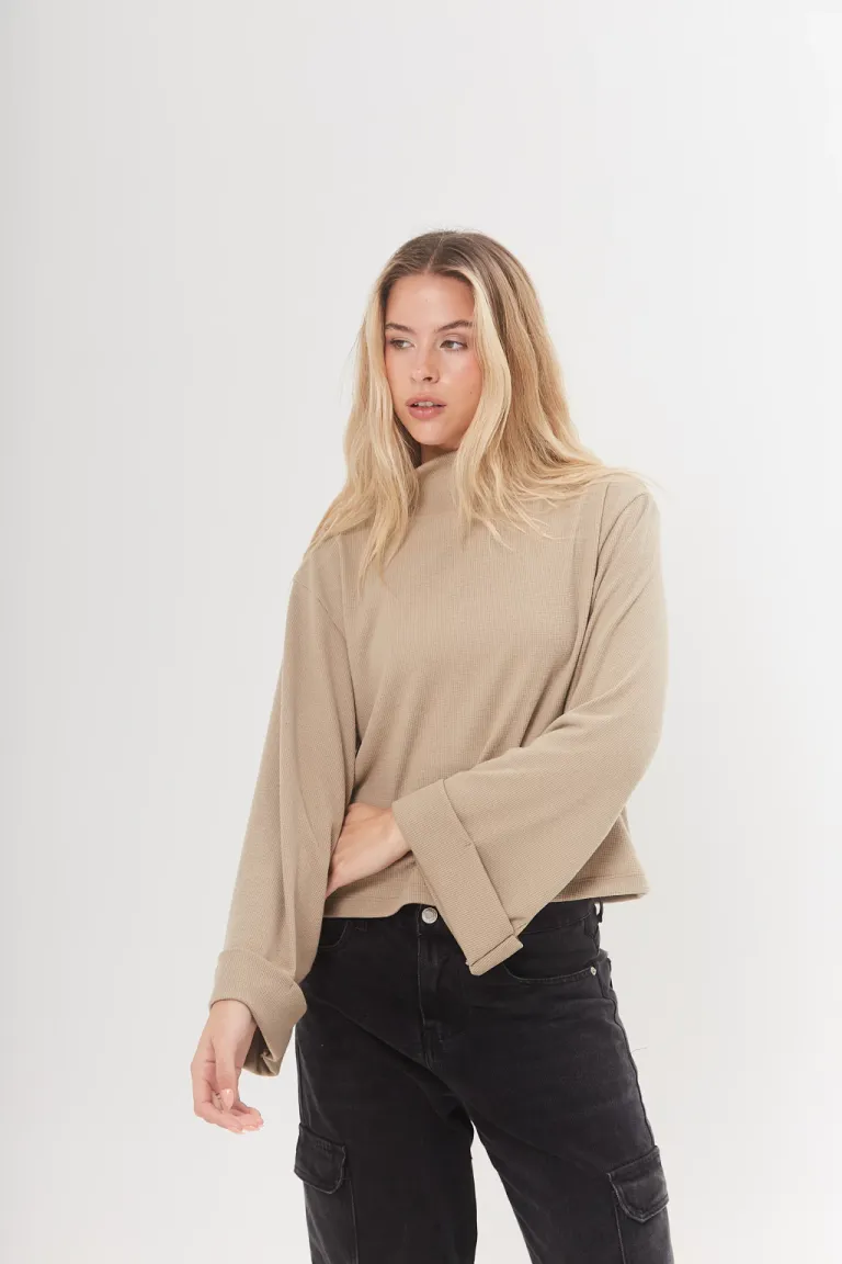 Buzo amplio con mangas amplias, diseño versátil y elegante para tu look casual de Belle en Buzos y Sweaters para argentina