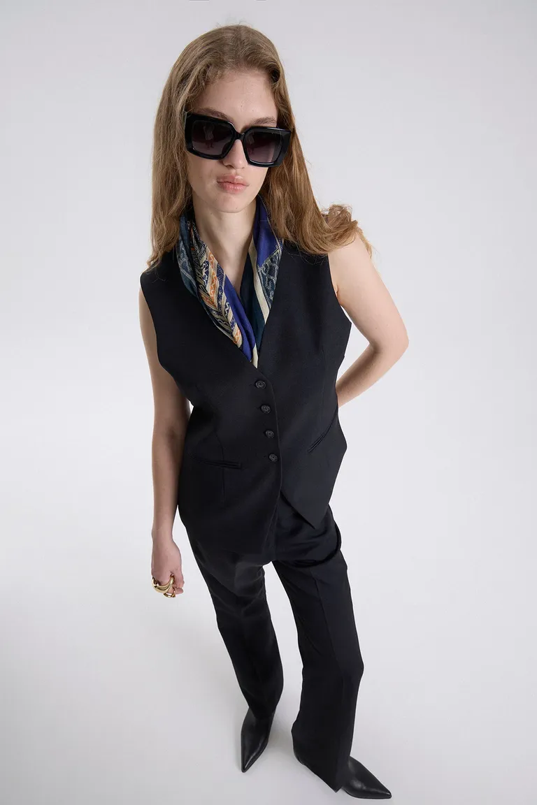 Chaleco de sastrería entallado con botones frontales, bolsillos y pinzas posteriores de Maria Cher en Chalecos para argentina