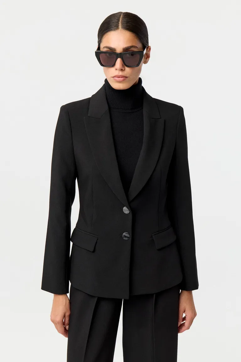 Blazer de sastrería entallado con cierre frontal de botones metálicos y estructura de diseño clásico de Markova en Blazers para argentina