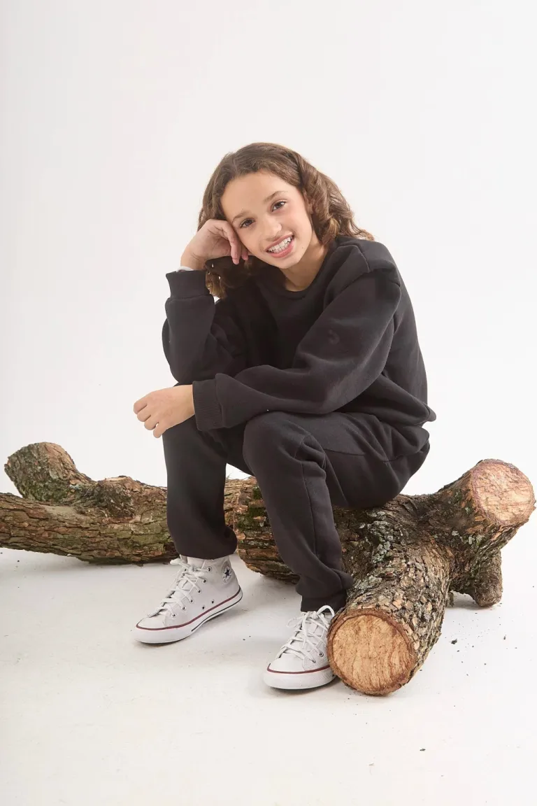 Pantalón de frisa negro con cintura elástica y bolsillos laterales para mujer de Belle en Pantalones para argentina