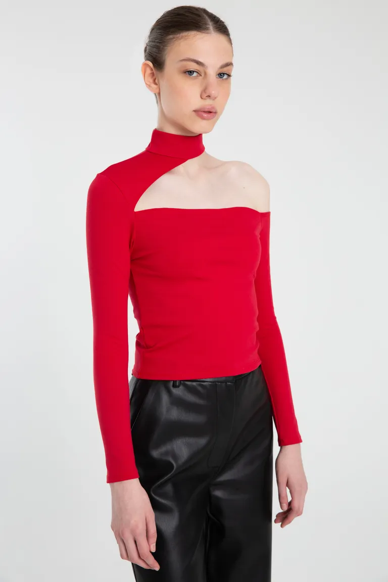 Top de manga larga con hombro descubierto y corte recto en el busto de Naíma en Tops para argentina