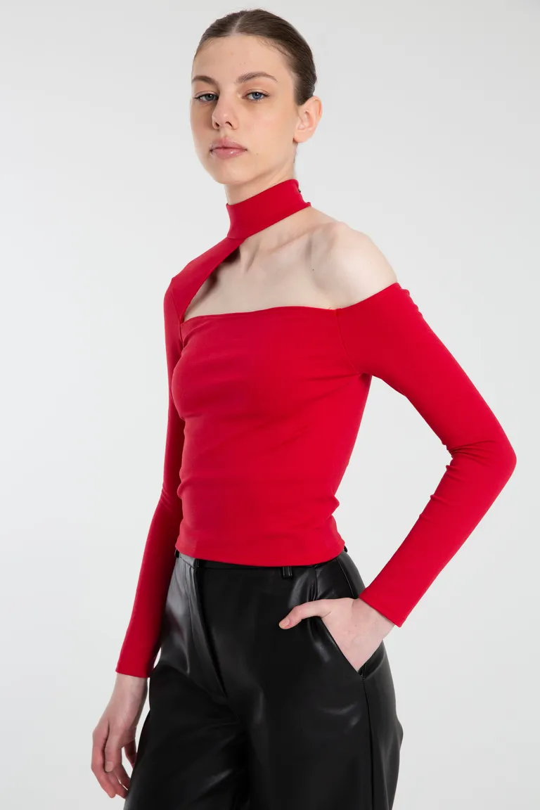 Top de manga larga con hombro descubierto y corte recto en el busto de Naíma en Tops para argentina