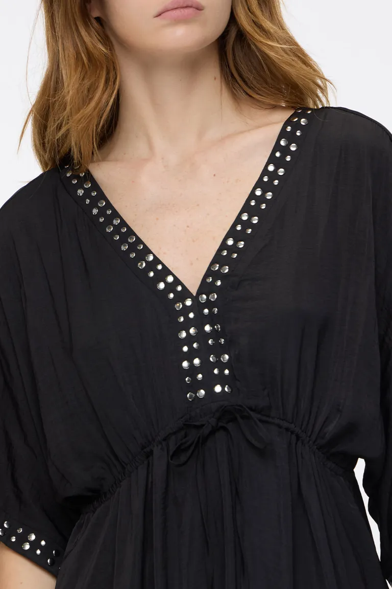 Vestido corto con escote en V, ajuste en cintura y detalles metálicos en mangas y escote de Cuesta Blanca en Vestidos para argentina