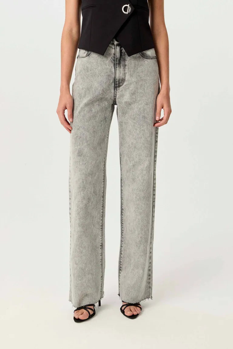 Pantalones rígidos de tiro alto y pierna ancha, diseño 5 bolsillos, calce relajado y versátil de Markova en Pantalones para argentina