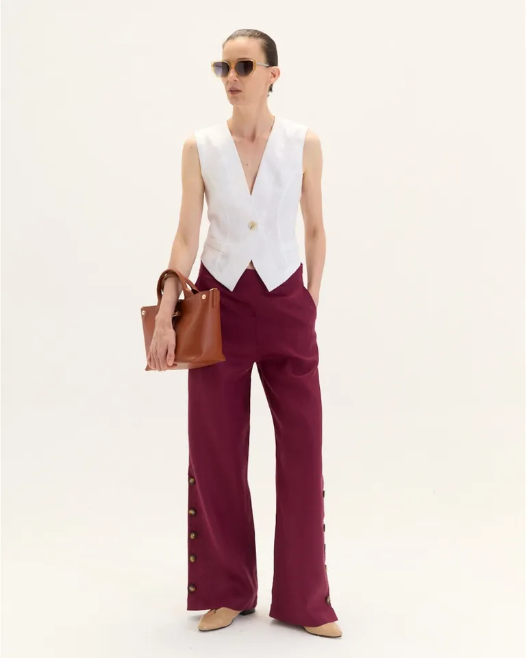 Pantalón recto con detalles en la costura lateral en color borgoña de Blue Sheep en Pantalones para argentina