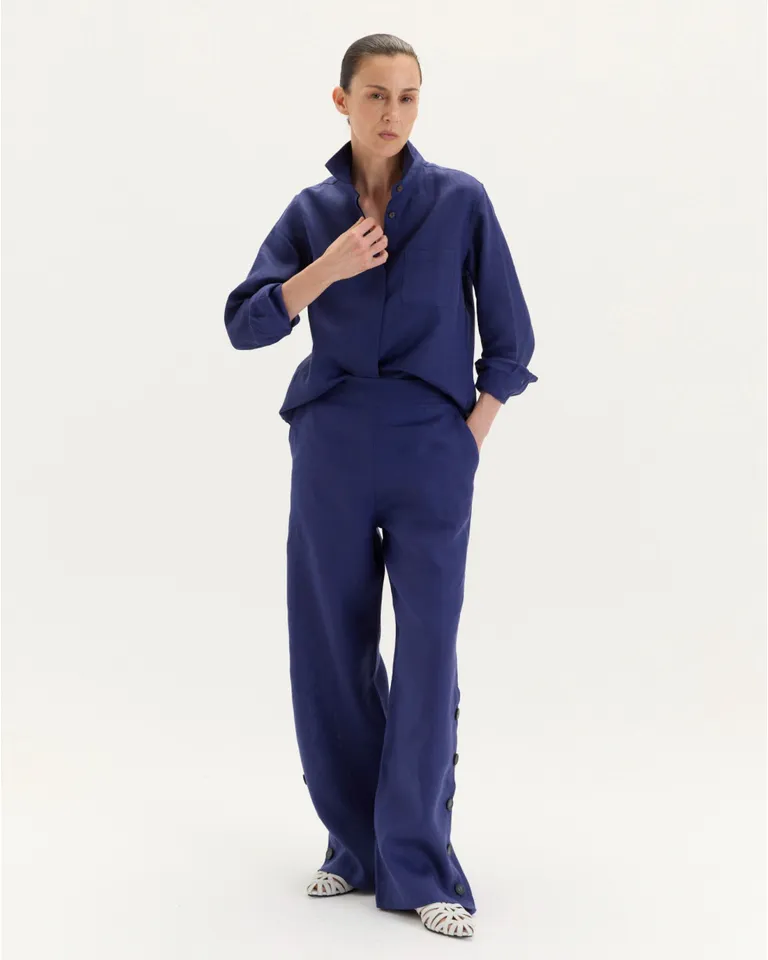 Pantalón recto con detalles en la costura lateral en color borgoña de Blue Sheep en Pantalones para argentina