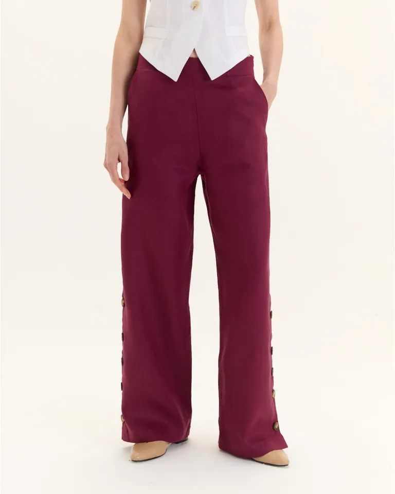 Pantalón recto con detalles en la costura lateral en color borgoña de Blue Sheep en Pantalones para argentina