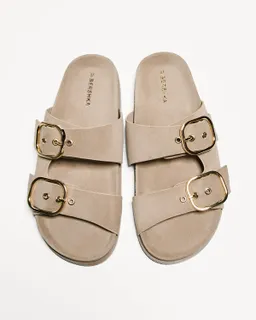 Sandalia plana con hebillas de Bershka en Sandalias para argentina