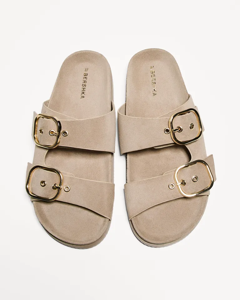 Sandalia plana con hebillas de Bershka en Sandalias para argentina