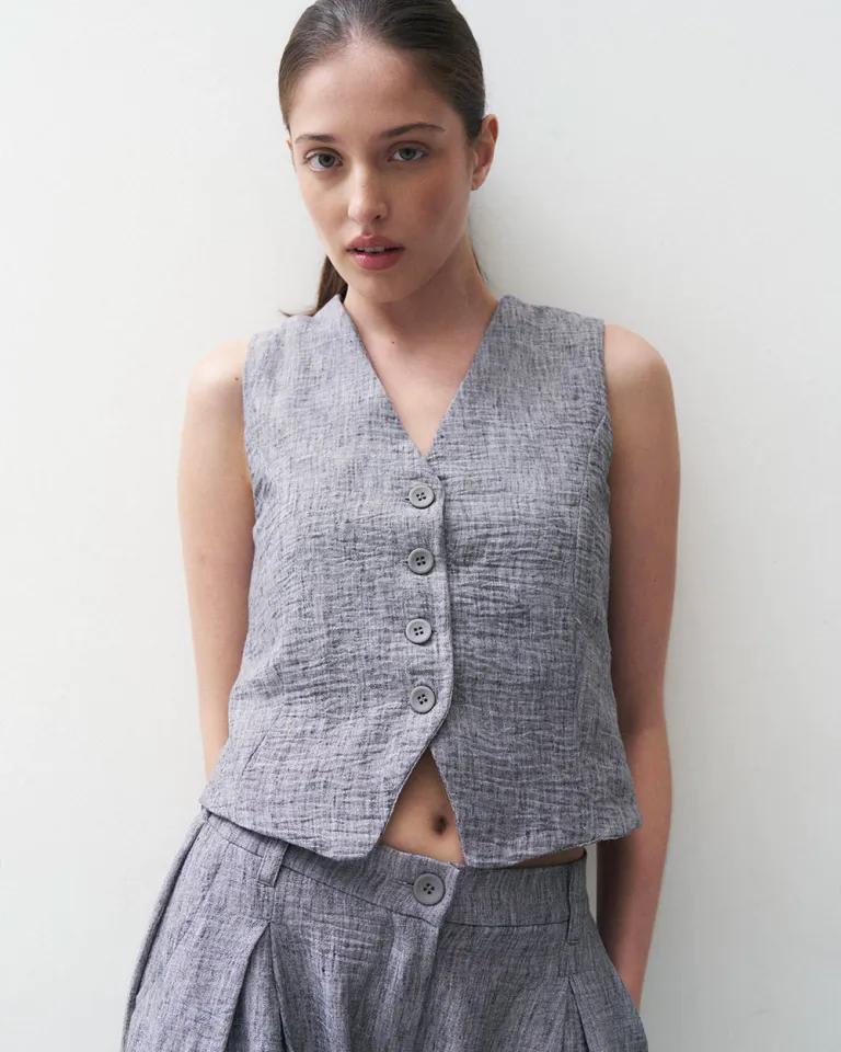 Elegante chaleco gris de corte sastre con detalles decorativos en la espalda de Sky en Chalecos para argentina