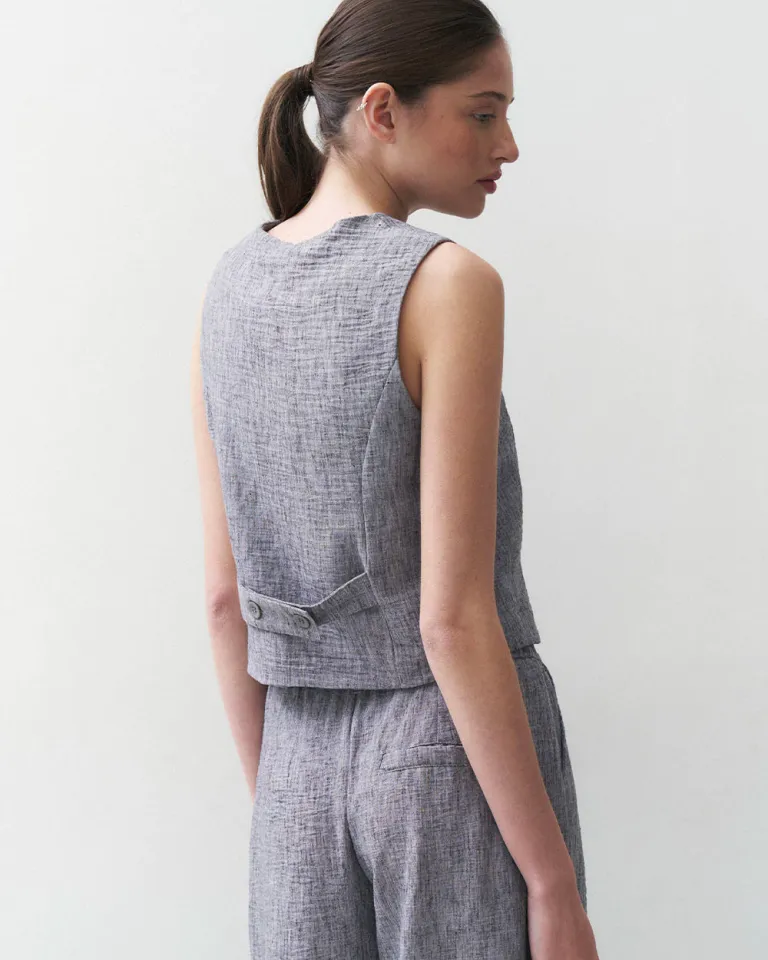 Elegante chaleco gris de corte sastre con detalles decorativos en la espalda de Sky en Chalecos para argentina