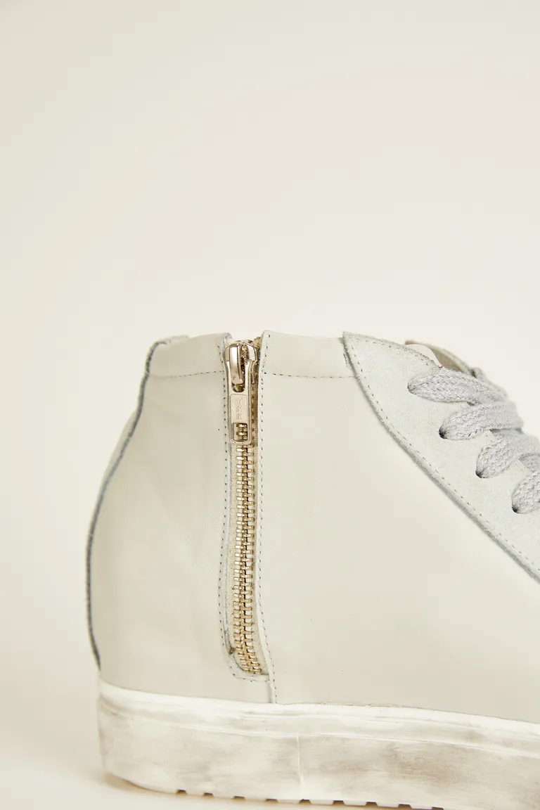 Zapatillas exclusivas de cuero y gamuza con detalles en strass y taco interno de Tucci en Zapatillas para argentina