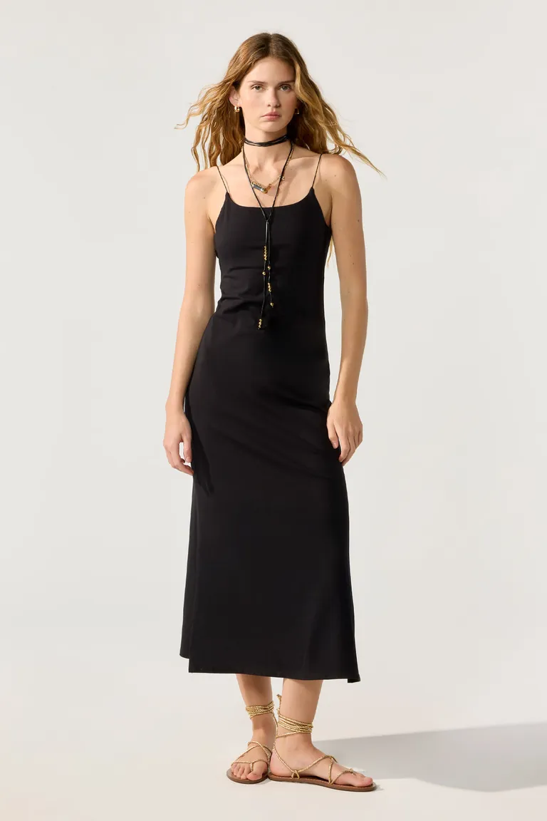 Vestido midi negro de cuerpo con espalda descubierta y breteles finos de Cuesta Blanca en Vestidos para argentina