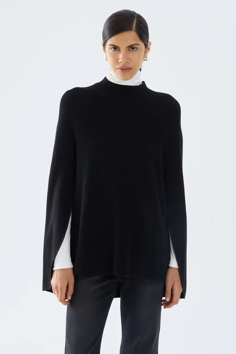 Capa tejida de cuello alto con estructura envolvente y diseño moderno para mujer de Portsaid en Capas y Ponchos para argentina