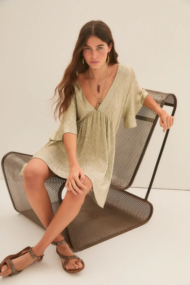 Vestido corto de escote en V en tono beige, confeccionado en material suave y cómodo de Rapsodia en Vestidos para argentina