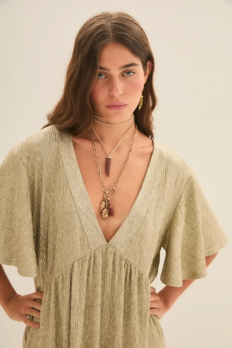 Vestido corto de escote en V en tono beige, confeccionado en material suave y cómodo de Rapsodia en Vestidos para argentina