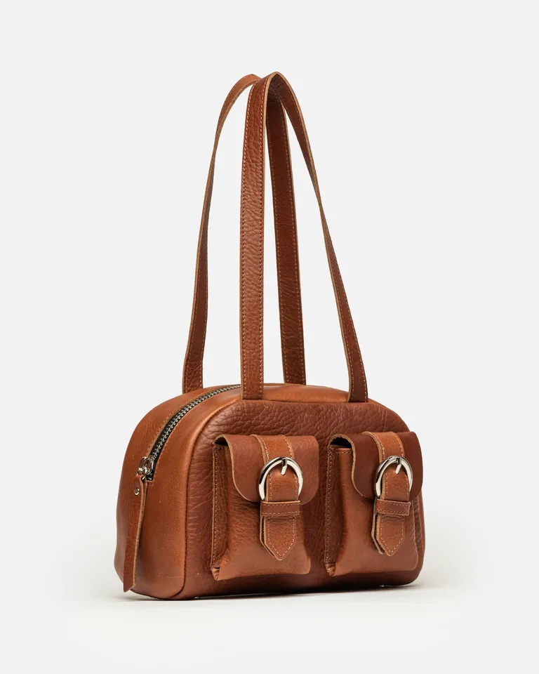 Cartera de hombro con dos bolsillos frontales y hebillas metálicas de Prüne en Bolsos y Carteras para argentina